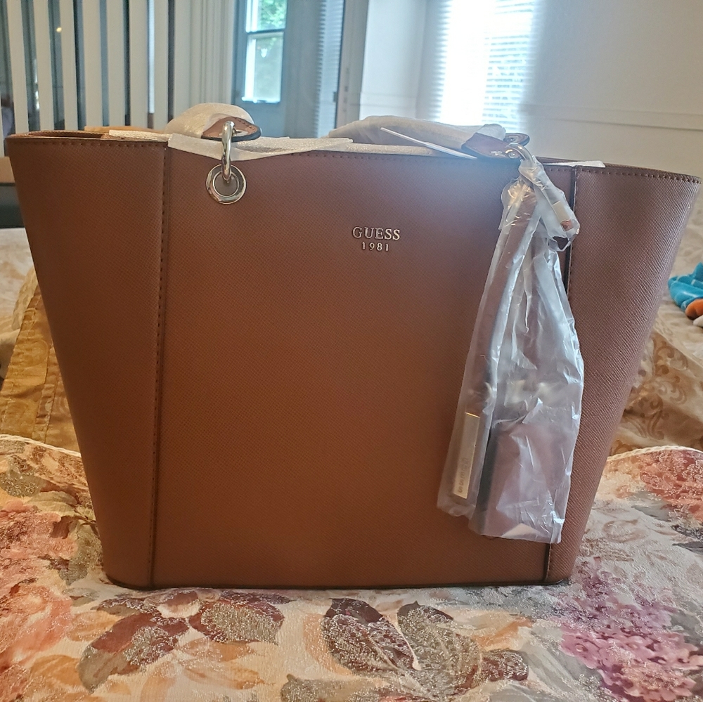 GUESS TOTE